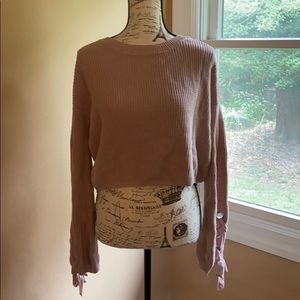 Dusty pink cropped sweater with lace-up sleeve